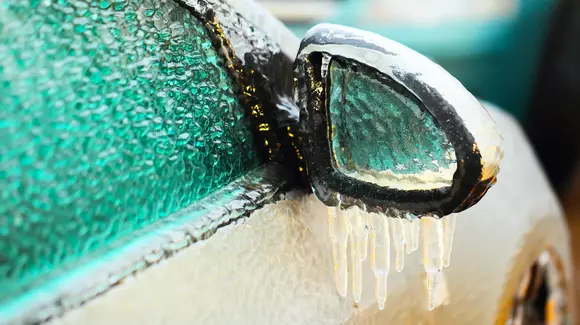 A parcat mașina pentru câteva ore și când s-a întors a găsit un bloc de gheață