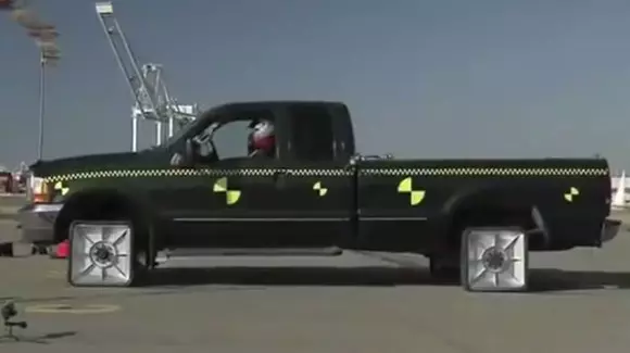 Cum rulează o mașină cu roțile pătrate?