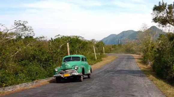 Nu la muzeu, ci în intersecții! Ce automobile frumoase circulă pe străzile din Havana | FOTO