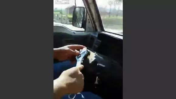 Inconștientul de serviciu. Uite cum conduce acest șofer mașina! | VIDEO