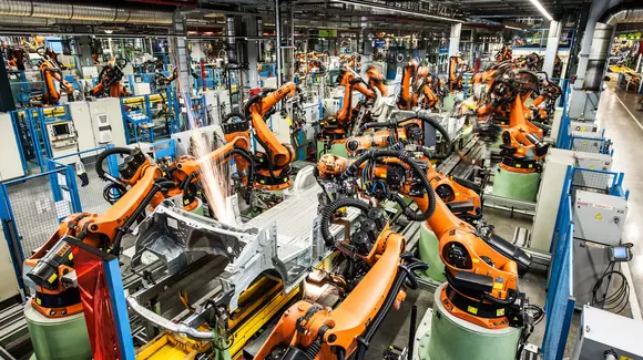 De ce înlocuiește Mercedes roboții cu oameni?