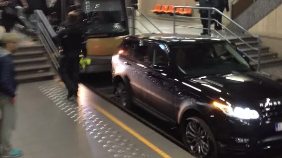 Cu Range Rover-ul la metrou