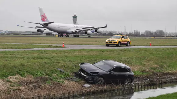 Accident - un Porsche Macan ajunge aproape de pista unui aeroport