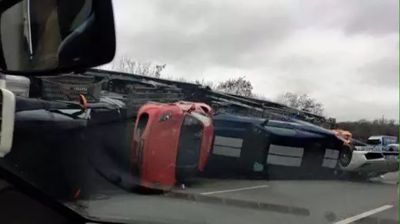 Un camion cu 9 supercaruri s-a răsturnat în Franța