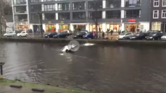 Au salvat două persoane dintr-o mașină care plonjase într-un canal din Amsterdam