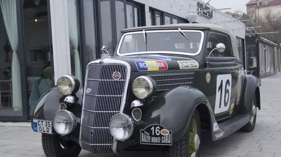 Un Ford Model 48 pleacă spre Monte Carlo pentru celebrarea victoriei lui Petre Cristea