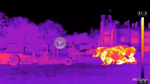 Un monopost de Formula 1 își măsoară forțele cu o grămadă de rugbiști