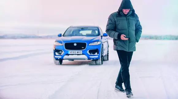 Jose Mourinho a testat noul Jaguar F-Pace pe un lac înghețat