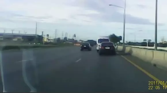 Karma e aici! A vrut să-i dea o lecție unui alt șofer, dar a pățit-o! | VIDEO