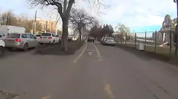 Necivilizat! Uite cum păcălește un șofer traficul din București! | VIDEO