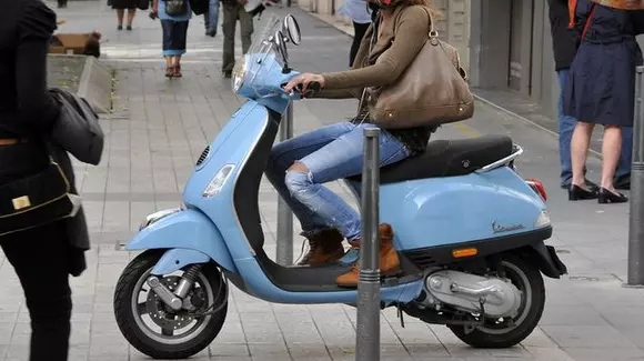 Este un fashion icon? Iată trei motive pentru care EA ar alege să conducă un Vespa!