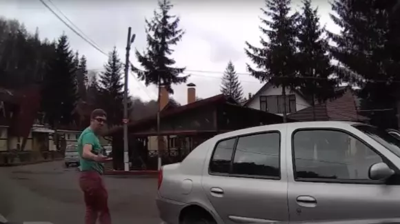 Video: Șoferul care a șicanat doi tiriști în trafic recidivează la limita nebuniei