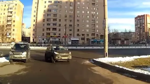 Ce se întâmplă dacă apeși accelerația în locul frânei? | VIDEO