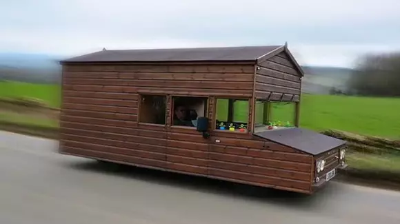 Uite cum și-a transformat un britanic mașina în cabană! Ai idee ce marcă era la bază? | VIDEO