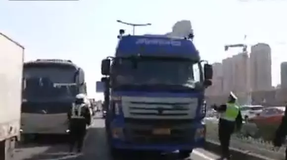 Ce tupeu pe el! Șoferul unui camion a vrut să dea cu vehiculul peste trei polițiști! | VIDEO