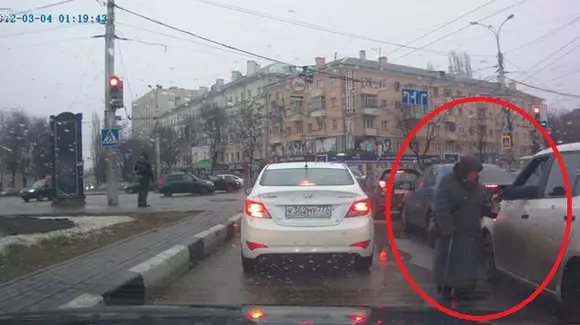 Gestul criticat de o lume întreagă! Ce a făcut la semafor o cerșetoare care a primit prea puțini bani! | VIDEO