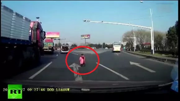 Singur în trafic! Un șofer chinez a pierdut copilul din mașină | VIDEO