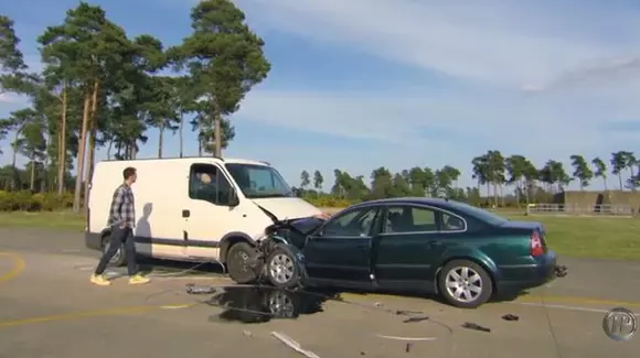 Cum arată un impact frontal între un sedan și un VAN? | VIDEO