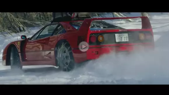 Un Ferrari F40 ajunge pe pârtia de schi
