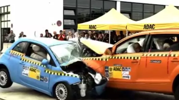 David versus Goliat! Cum arată un impact frontal între Fiat 500 și Audi Q7 | VIDEO