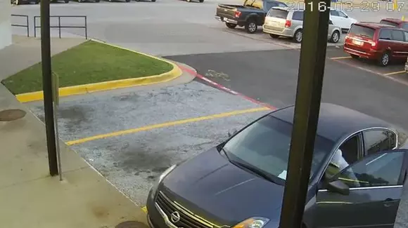 Un hoț a furat o mașină cu tot cu copilul de pe bancheta din spate. Vezi aici momentul! | VIDEO