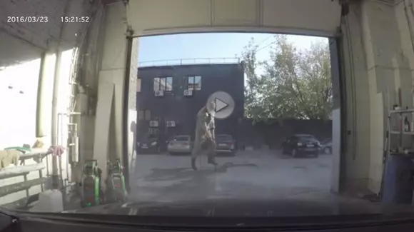 Ironman a aterizat într-o spălătorie auto de Rusia