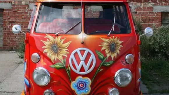 E primăvară! Cum arată florile desenate pe mașină?