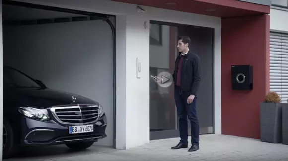 Mercedes-Benz Clasa E ne arată cum funcționează sistemul automat de parcare