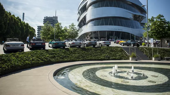 Cadoul Mercedes-Benz pentru 100 de ani de BMW