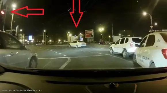 Se întâmplă în România! A trecut pe roșu, deși lângă el erau două mașini de poliție. Ce au făcut apoi oamenii legii? | VIDEO