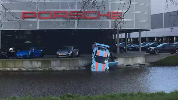 Atenție, Porsche la apă!