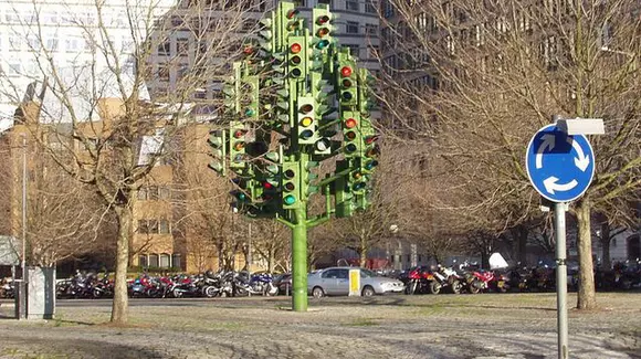 Așa arată cel mai mare semafor din lume! Ce zici, te descurci? | VIDEO