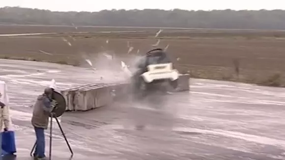 Ce se întâmplă cu un Smart care se lovește cu 100 de km/h de un zid | VIDEO