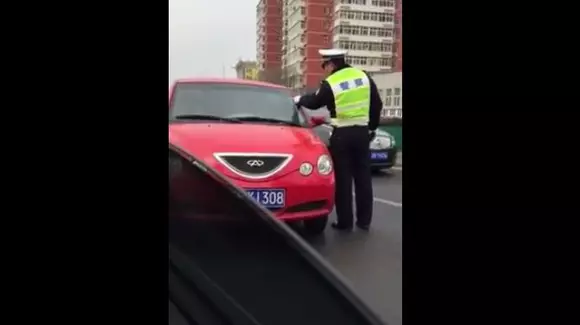 Cum a scăpat un șofer de polițiști în Beijing! Oamenii legii au rămas mască! | VIDEO