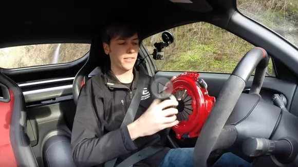 Iată 5 lucruri pe care să nu le faci când conduci o mașină cu transmisie manuală