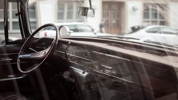 De ce volanul nu este poziționat pe centrul mașinii?