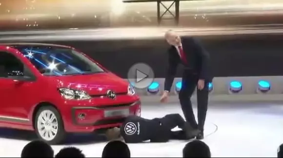 Volkswagen:  Un om îmbrăcat într-o salopetă VW a reușit să "instaleze" un nou dispozitiv de trișat