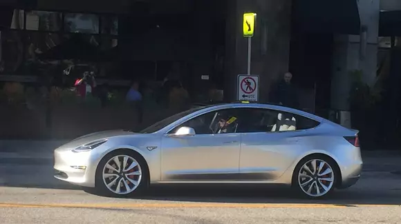 Tesla Model 3 va beneficia de modul Ludicrous