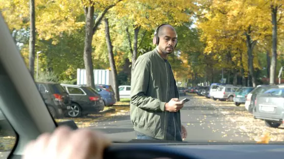 Ești pieton dependent de smartphone? A fost găsită soluția pentru ca tu să nu mori călcat de mașină