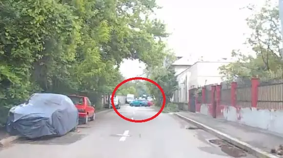 Accident, filmat în Militari! Ce se poate întâmpla dacă intri cu viteză într-o intersecție în care ai "Cedează trecerea" | VIDEO
