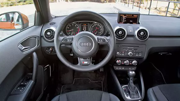 O femeie a scăpat miraculos după ce a căzut aproape 200 de metri cu mașina în gol. Automobilul i-a salvat viața!