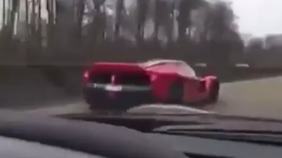 Duel pe autostradă între un LaFerrari și un Ferrari F12 | VIDEO