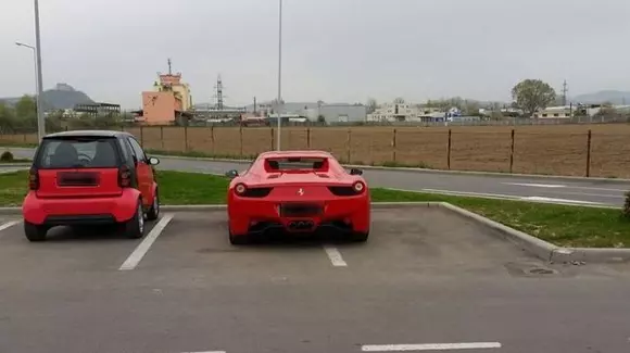 Posesorul unui Ferrari 458 Italia cu numere de Hunedoara, făcut praf pe Facebook. Vezi motivul!