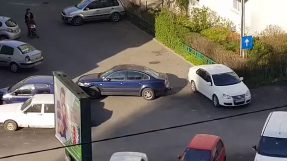 De ce e indicat să tragi frâna de mână când parchezi mașina? | VIDEO