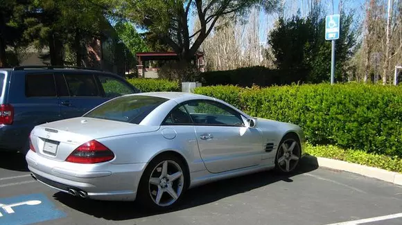 Trucul prin care Steve Jobs circula fără numere de înmatriculare! Totul era legal!