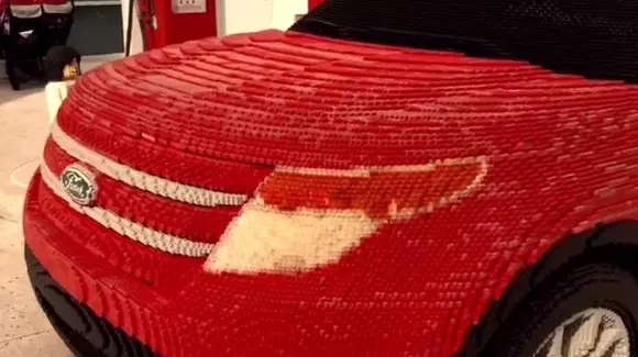 Îți vine să crezi că mașina asta este făcută din piese Lego? | VIDEO