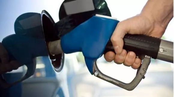 Vești proaste pentru șoferi: se dublează prețul combustibilului. Benzina va costa 10 lei!