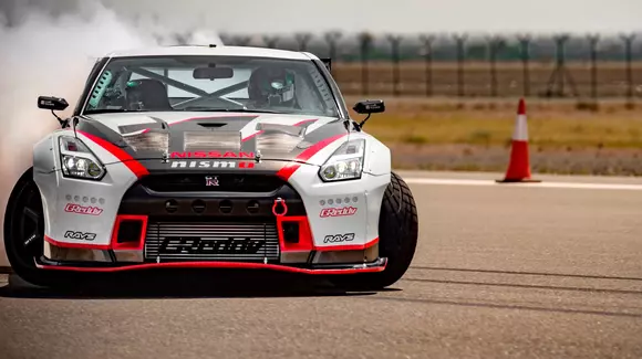 Un Nissan GT-R a intrat în Cartea Recordurilor după ce a realizat un drift la 305 km/h