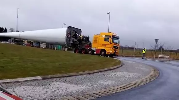 Cum se transportă o piesă de 73 de metri printr-un sens giratoriu! | VIDEO