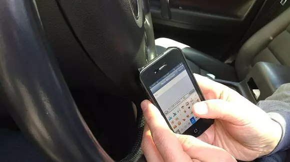 Un gadget, noua fiolă! Poliția ar putea verifica dacă șoferul a folosit telefonul mobil în timpul unui accident